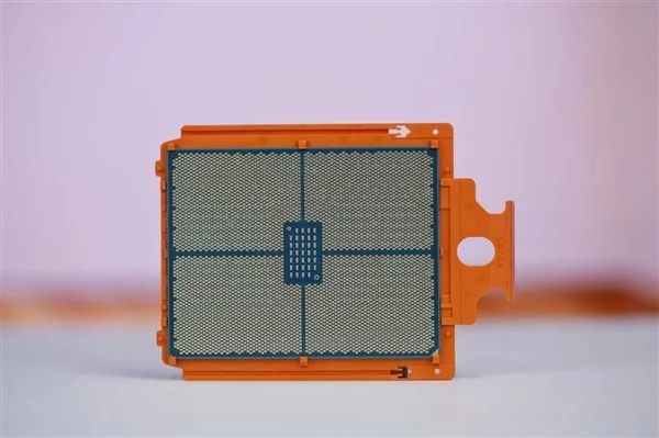 最強(qiáng)桌面CPU！AMD銳龍線程撕裂者9970X/9980X圖賞