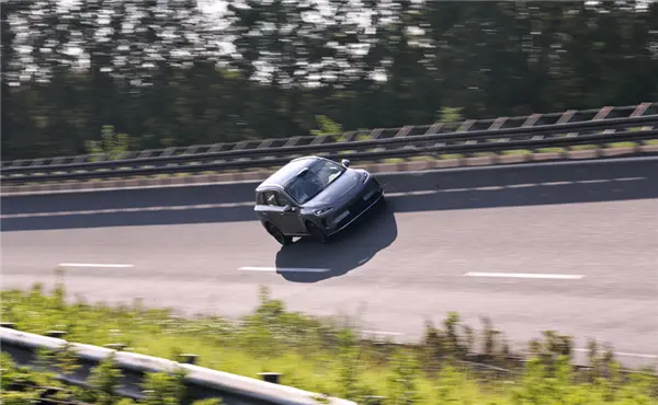 最親民的鴻蒙智行來了！上汽集團總裁賈健旭帶華為余承東試駕尚界H5