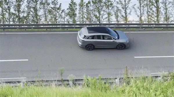 最親民的鴻蒙智行來了！上汽集團總裁賈健旭帶華為余承東試駕尚界H5