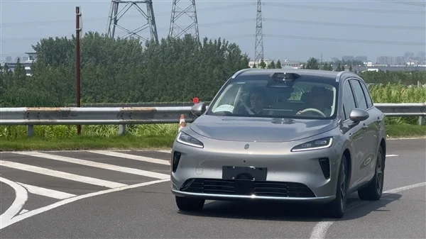 最親民的鴻蒙智行來了！上汽集團總裁賈健旭帶華為余承東試駕尚界H5